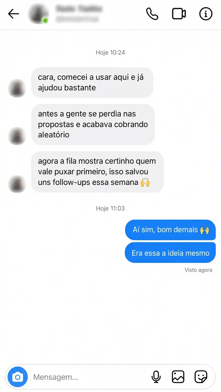 Conversa com depoimento sobre priorizar follow-ups usando a Fila de Ação.